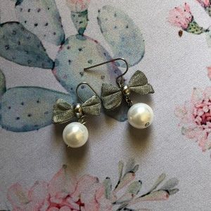 Pearl earrings with a bow
